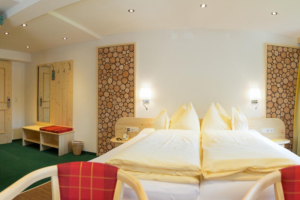 Hotel Garni Gruenmoos Sankt Jakob in Defereggen Pokoj fotografie